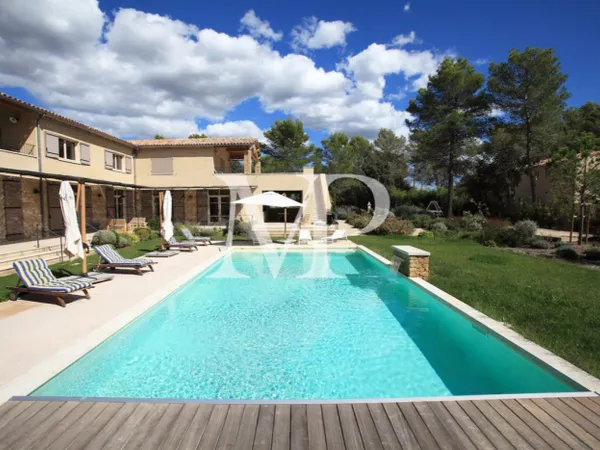 Propriété d'exception avec piscine dans le prestigieux villa