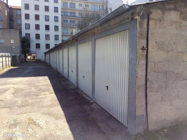 Garage fermé à louer