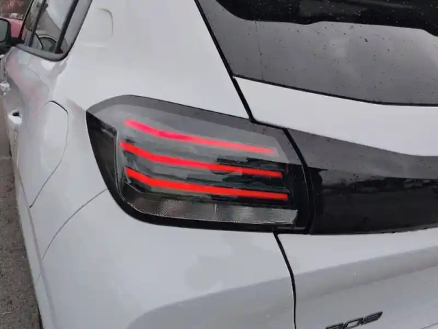Peugeot 208 hybrid 110 e-dcs6 — photo 17