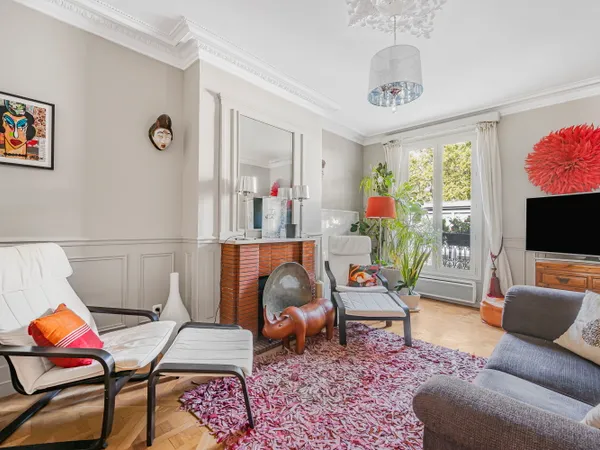 Paris 10ème, appartement trois pièces deux chambres en parfait état 64m2