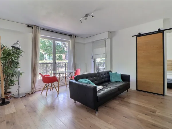 La Mulatière, Appartement T2 de 45 m² en rez-de-jardin, double balcons et jardin privatif