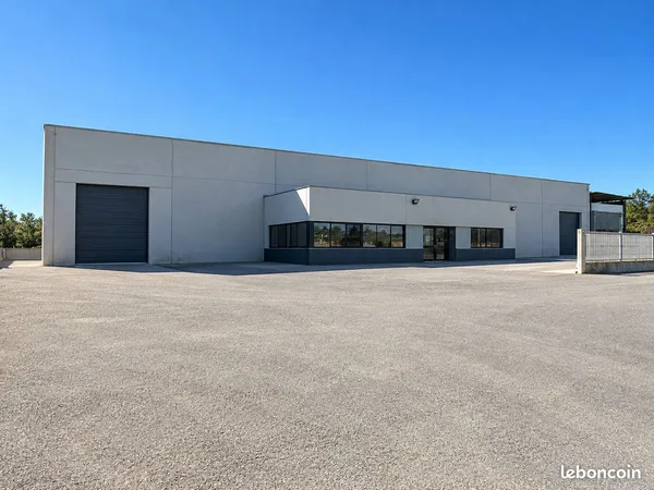 Local 700 m² Montauroux