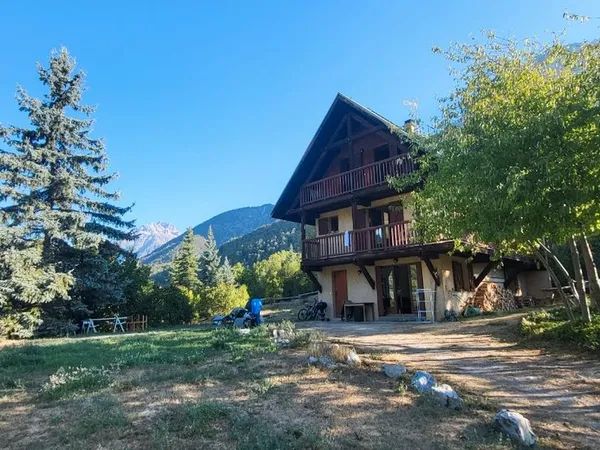 Location du rez-de-jardin d'un chalet situé sur un grand terrain