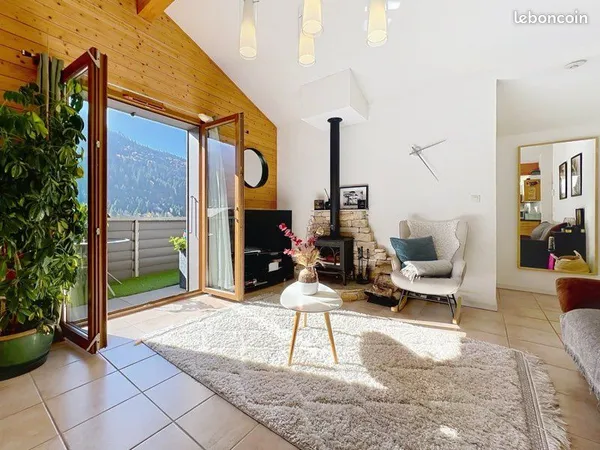 Apt lumineux - proche Châtel - dernier étage - poêle à bois - possibilité d'avoir un double garage -