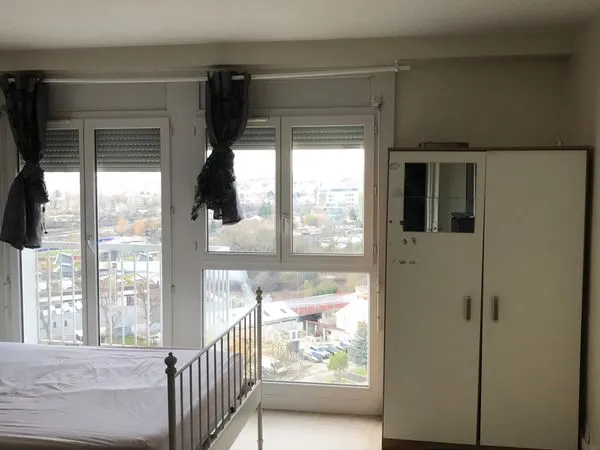Grande chambre meublée en colocation, proche transports et commerces