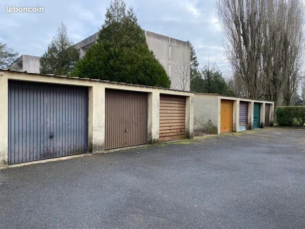 2 BOXES A LOUER dans résidence sécurisée
