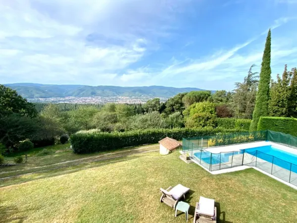 Villa avec terrain, piscine et dépendances