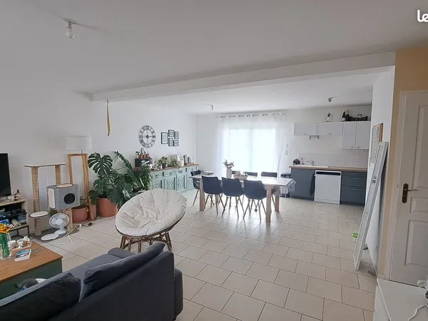 Maison Mitoyenne avec terrasse, abri voiture et cave