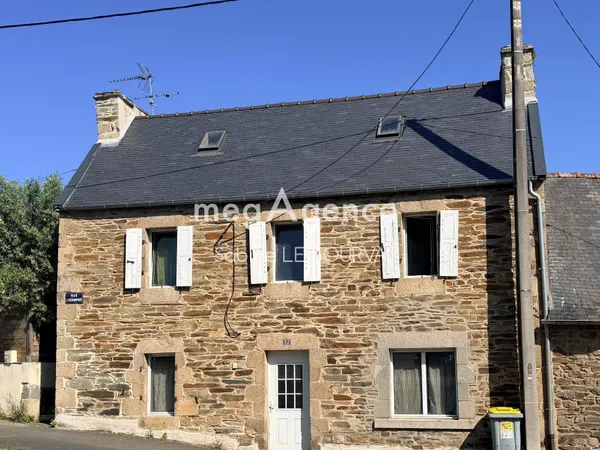 Maison avec beaucoup de beaux espaces de vie.