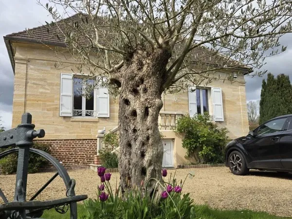 Maison de maître complètement renuve avec dependance
