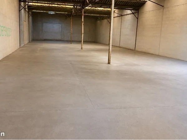 Hangar 5 minutes Saacy 300m2