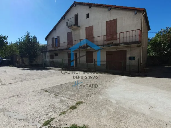 Maison de ville à rénover avec terrain clos, dépendances et