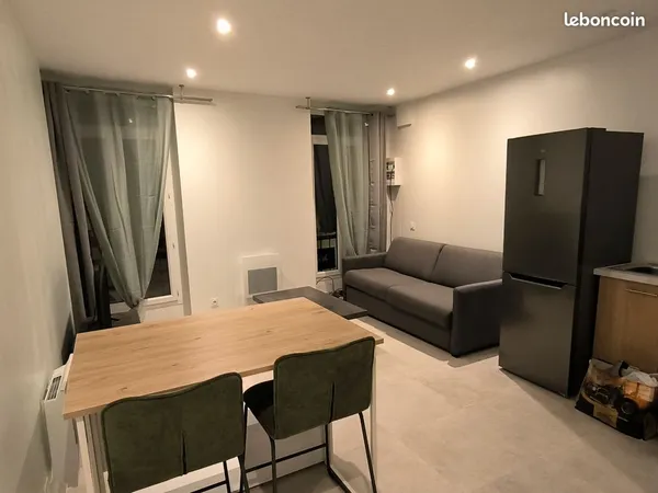 Loue à l'année studio spacieux meublé à deux pas du port
