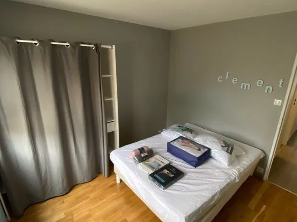 Room in t4 - chambre dans un t4