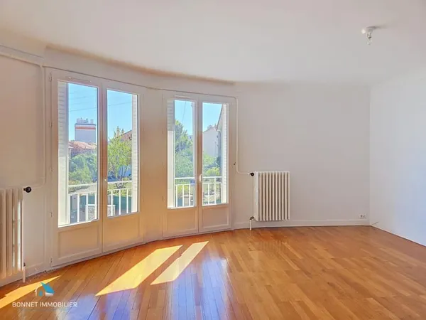Appartement de caractère type T3 - 2 chambres - Beaux volumes