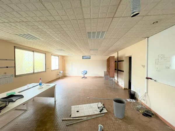 Local d’activité et entrepôt Location Nazelles-Négron  1200m² 4166€
