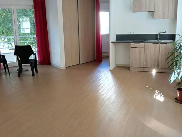 Grand T2 récent quartier St Roch