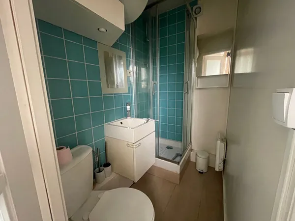 Studio avec cuisine et salle de douche, location meublée.