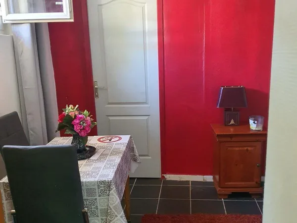 Grande chambre meublée