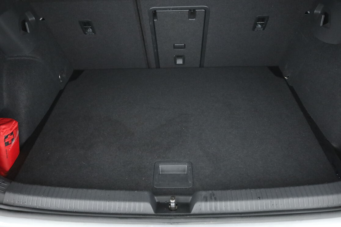 Volkswagen Golf VIII 1.0 eTSI DSG7 — photo 16