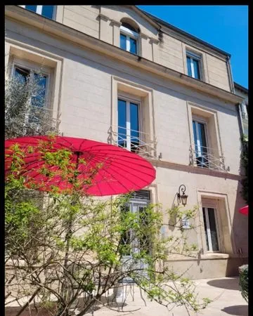 " Bienvenue au château" ch cosy meublée + jardin Arc de triomphe Montpellier