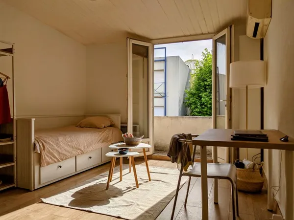 Loue Grand studio meublé Marseille 5ème - 22m²