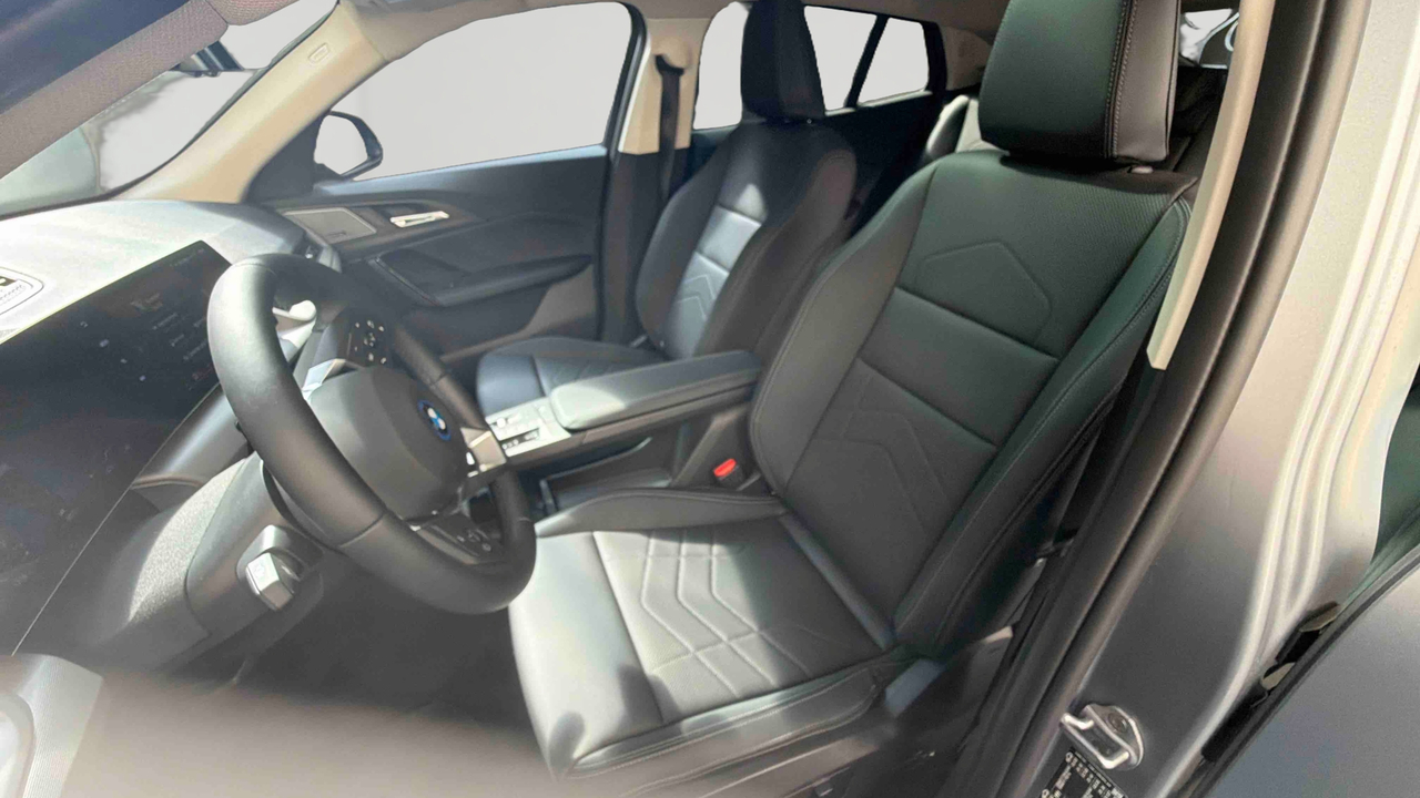 BMW iX2 eDrive20 204ch BVA — photo 11