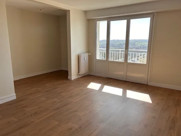 Dans une résidence avec Gardien, appartement de type F1 de 42,37 m² au 6ème étage avec ascenseur, ba