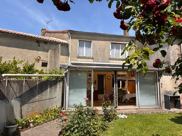 Maison familiale 5 chambres à vendre à Argentonnay - Centre-ville et jardin - D6081