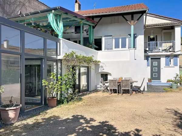 Maison de caractère - 249 M2 au sol