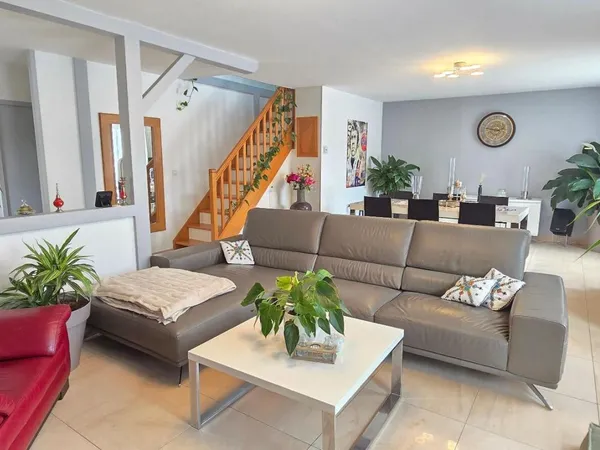 CHARTRES  PAVILLON FAMILIAL 7 PIÈCES  4 CHAMBRES  GRAND SÉJOUR  JARDIN ET GARAGE