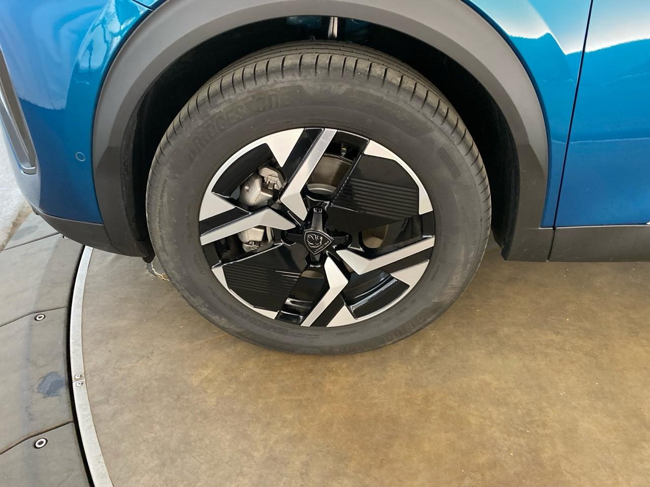 Peugeot 2008 hybrid 145 ch e-dcs6 allure — photo 11