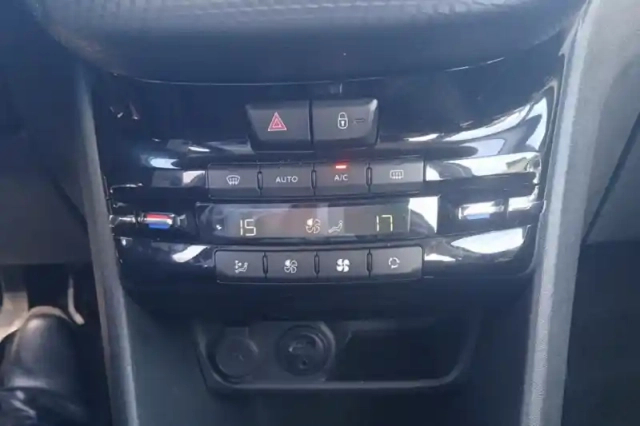 Peugeot 2008 1.2 puretech 110ch s&amp;s bvm5 — photo 28