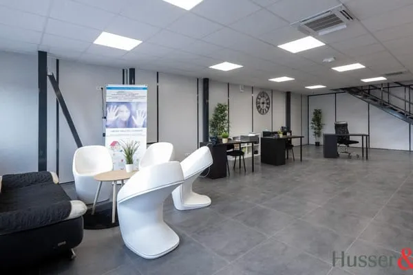 Local commercial/artisanal avec bureaux et stockage