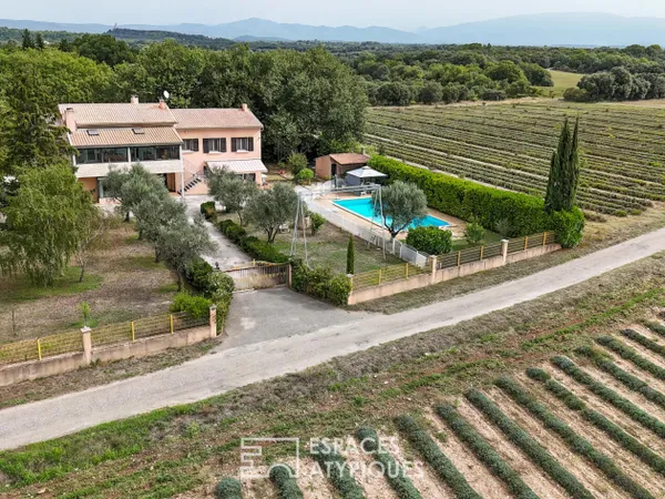 Maison familiale avec piscine au milieu des lavandes et vue sur Mont Ventoux en Drôme Provençale