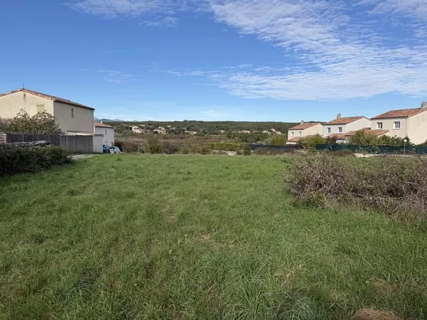 Terrain constructible d'environ 650 m2 proche Vogüé