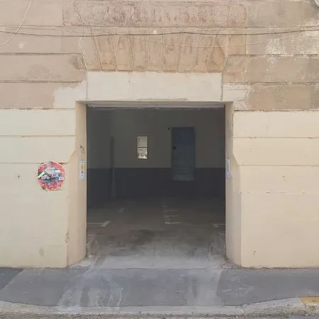 Location Parking moto / scooter - La Plaine