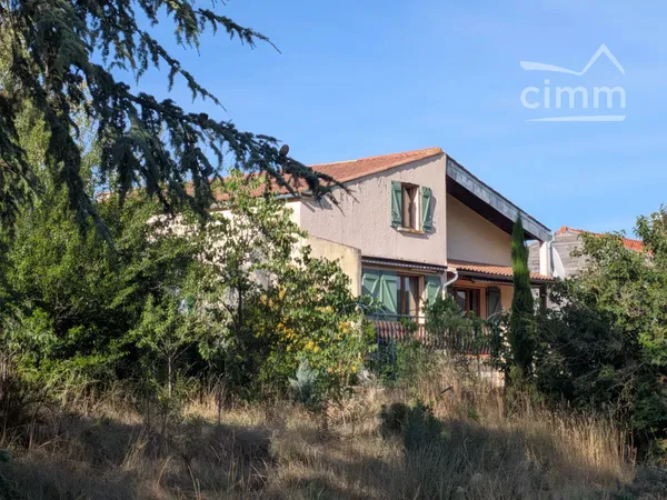 Maison familiale avec terrasse et vue sur les montagnes