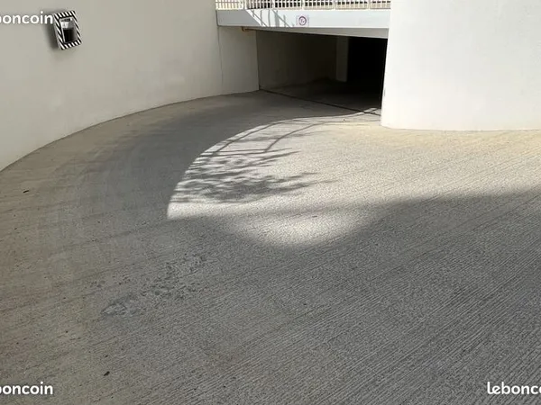 Location grande place de parking équipée borne Zeplug / Tohmo 7,4kW