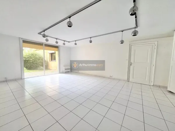 Local 6 pièces 140 m²
