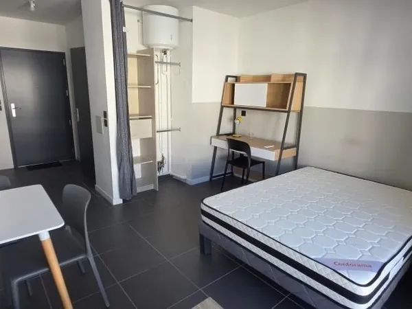 A louer studio neuf, MEUBLE ET EQUIPE, haut de gamme le Tampon centre ville