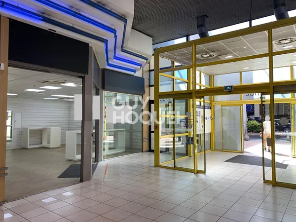 LOCAL COMMERCIAL GALERIE HYPERMARCHE 45 m2 + RESERVE 42 m2