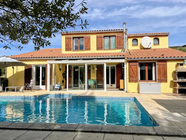 Spacieuse Maison Individuelle avec Dépendance Indépendante, Piscine et Jardins Paysagers