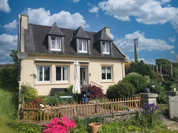 FINISTÈRE: Huelgoat. Charmante maison de campagne de 3 chambres et gîte indépendant.