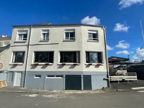 Murs commerciaux de 104 m² Loyer perçu 17 853,00 EUR / an