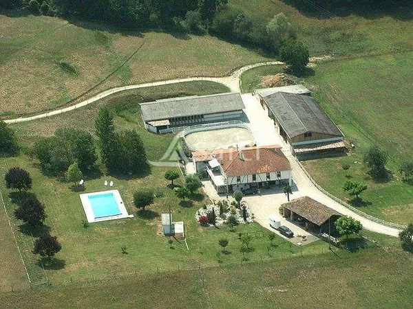 Gîte rural avec dépendances agricoles, rond de longe et piscin
