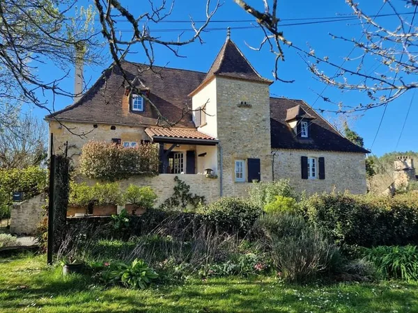 Authentique Maison Perigordine flanquée d'une tour avec jardin de 1500m2
