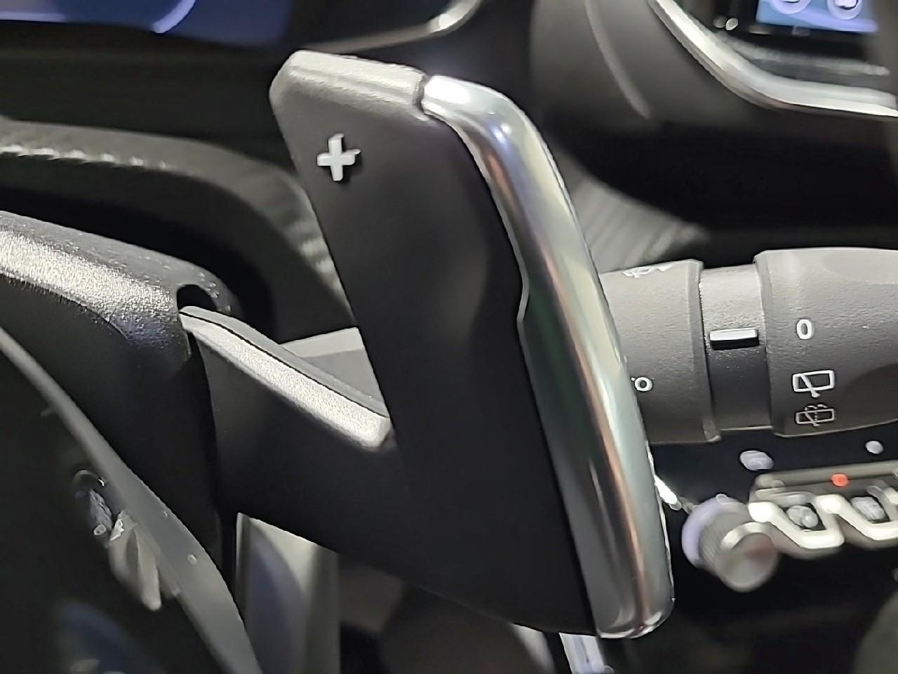 Peugeot 2008 hybrid 145 e-dcs6 allure — photo 26