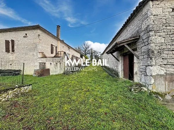 Belle maison en pierre avec dépendances