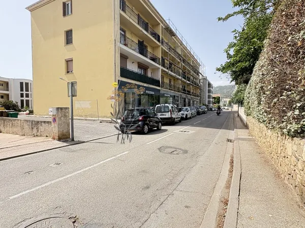 MURS COMMERCIAUX SUR CALVI